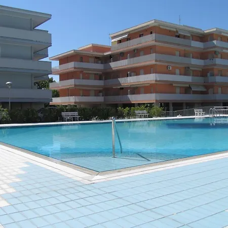 Spacious With Pool Access Daire