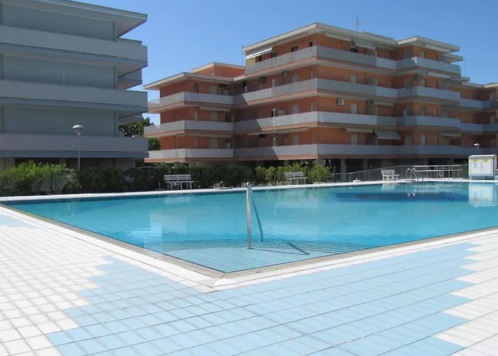 Spacious With Pool Access Apartment
